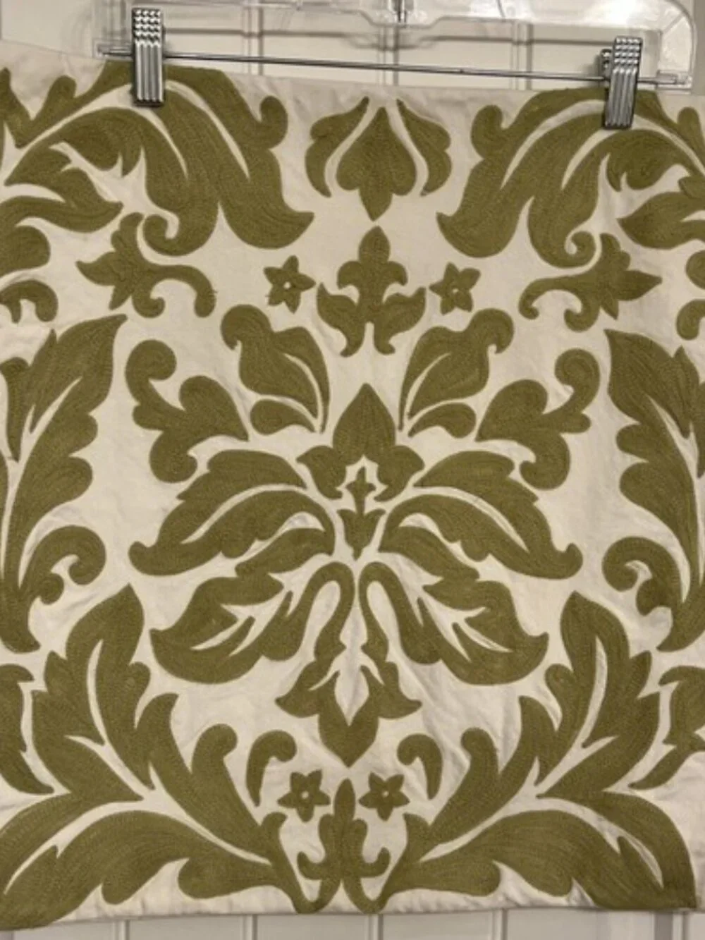 Pottery Barn 20”x 20” Ivory/Green Crewel Embroidered Pillow Cover EUC